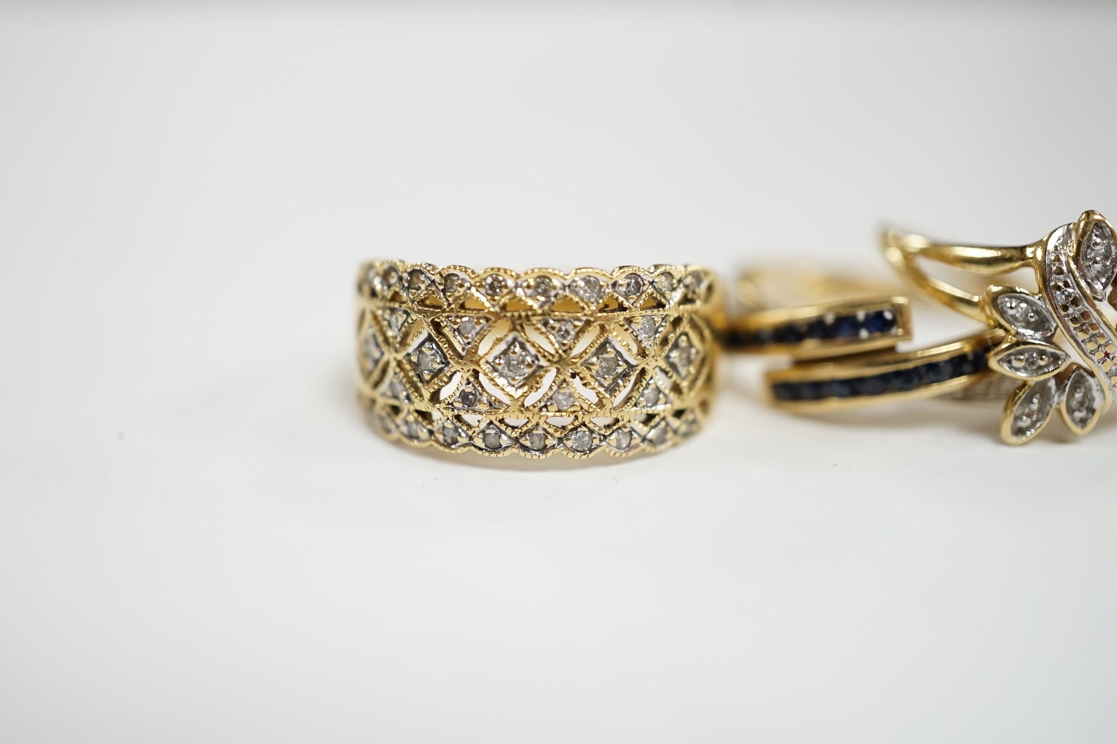Three assorted modern 18k and gem set rings, including two diamond chip clusters, gross weight 8.2 grams